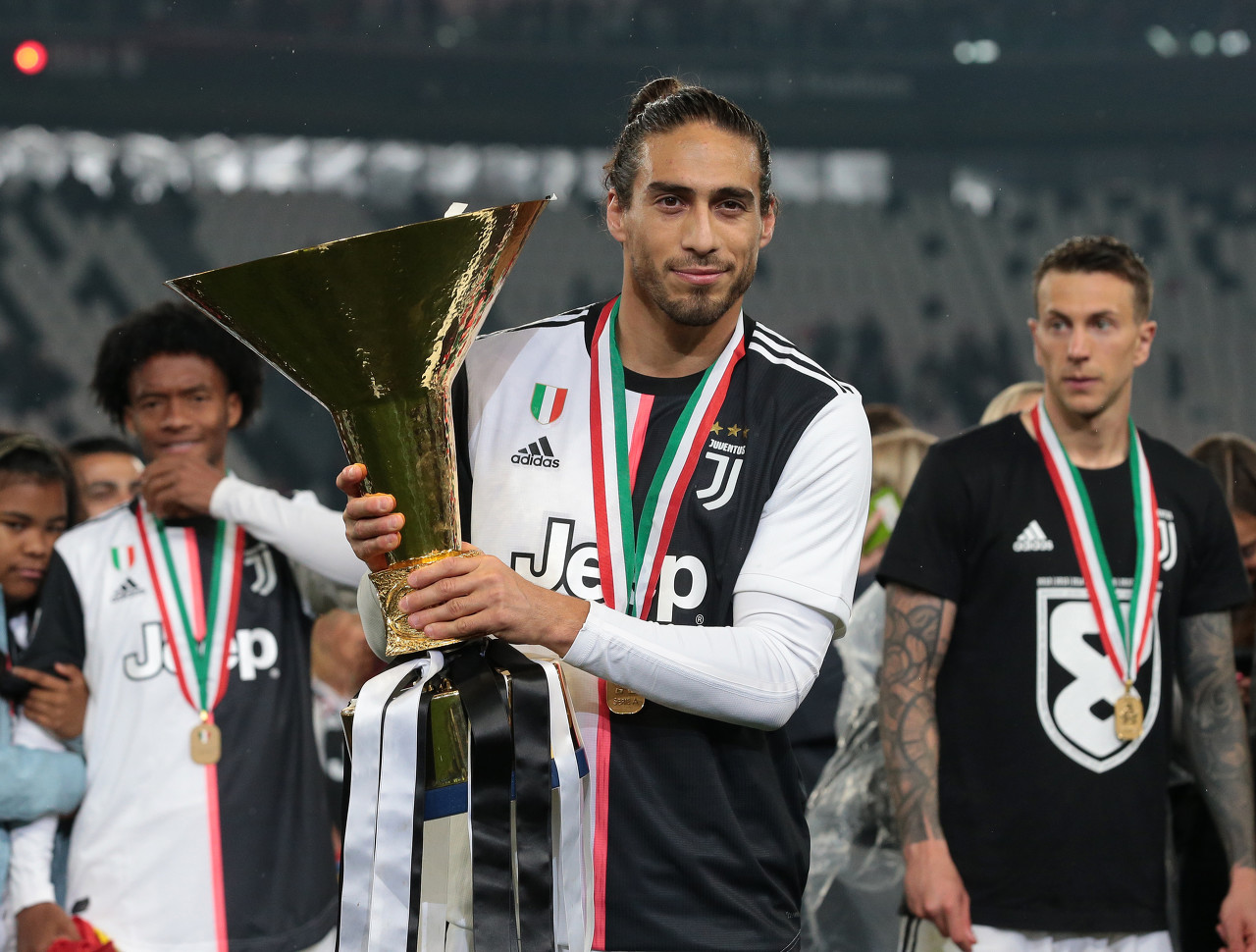 一攻一防压制魔王！崔永熙拉杆反篮躲开周琦大帽 防守端血帽周琦